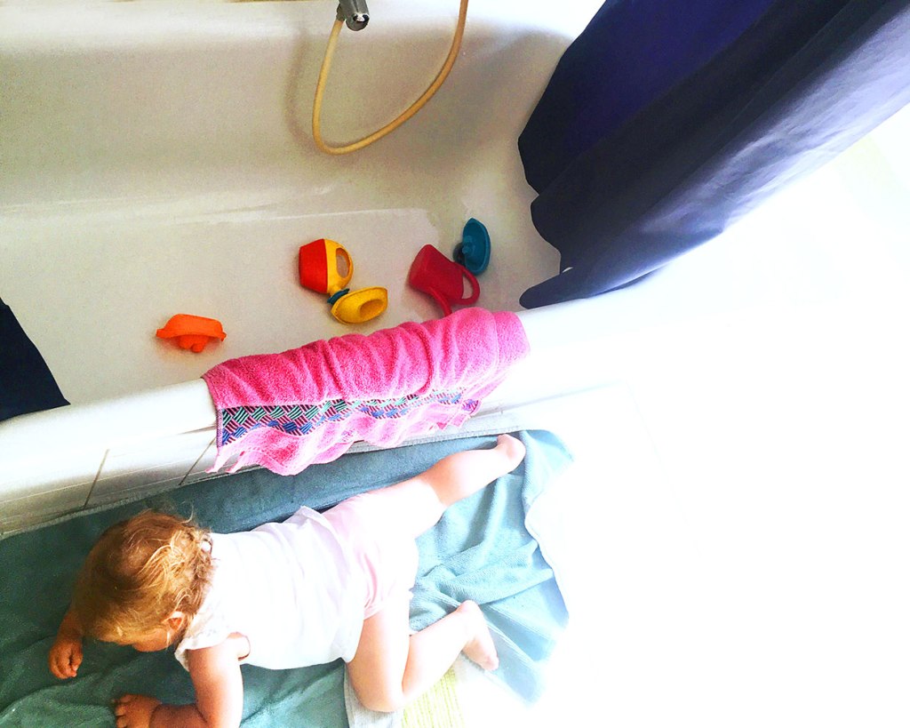 Manchmal sind die Voraussetzungen schlecht, um sich in der Dusche zu verstecken